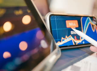 Analyse des options sur Bitcoin, Ethereum et devises par un trader multi-marchés