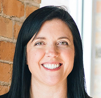 Portrait en buste de Sophie Hartwell, support client de l’équipe de service